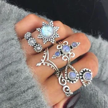  комплект от 6 комбинирани пръстените на юмрук с винтажным резным цвете и с изкуствено акрилно скъпоценния камък в полированном изпълнение.